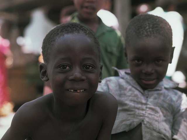 Niños africanos sonriendo.